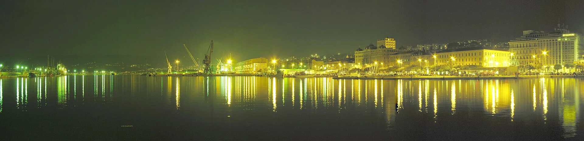 Riječka luka i lučke dizalice noću