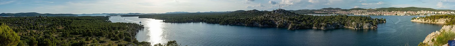 Panoramski pogled preko šibenskog arhipelaga prema gradu Šibeniku